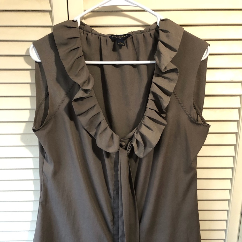 Banana Republic ruffled brown sleeveless blouse with tie, size large